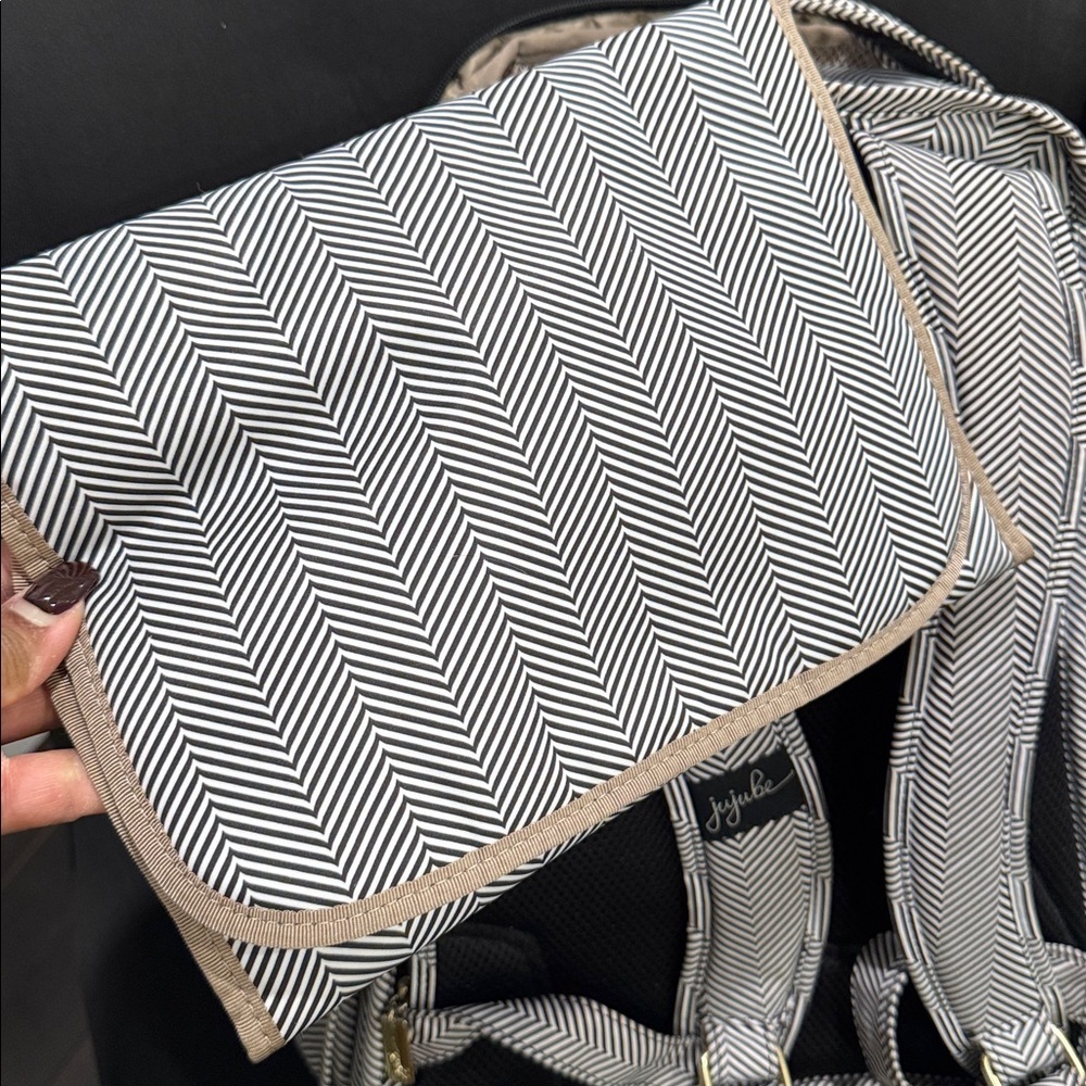 JuJuBe Be Right Back backpack diaper bag in Queen of the Nile chevron pattern - Picture 10 of 14